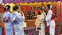 Turistky v kimonech v tokijské čtvrti Asakusa. Tradiční japonský oděv si kupují hlavně Číňanky.