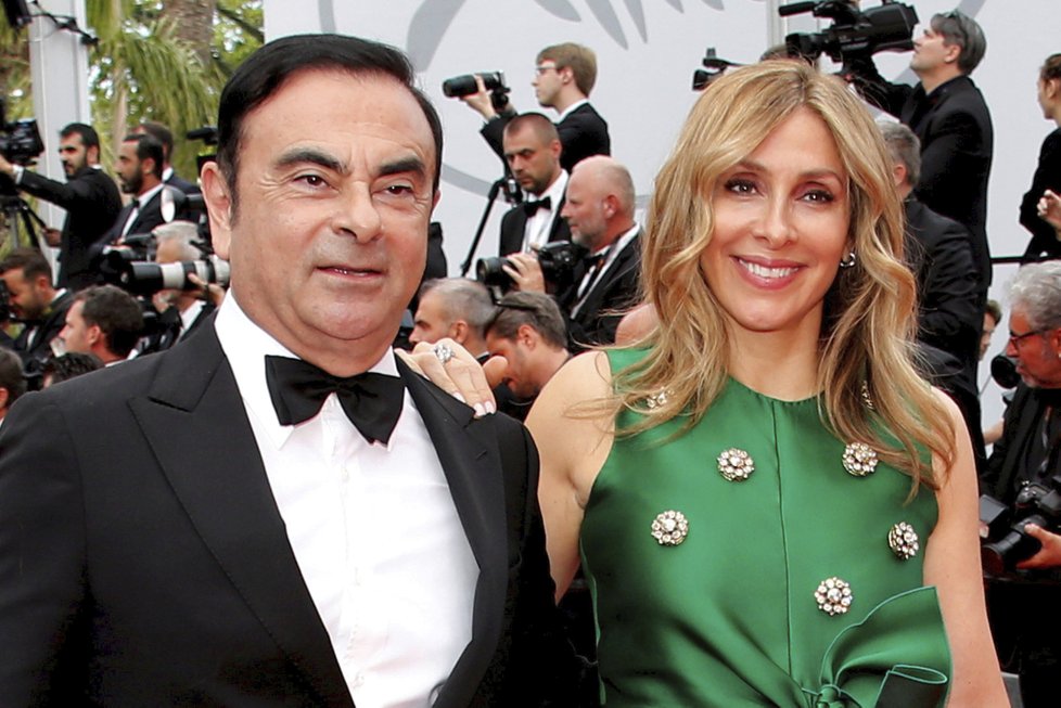 Bývalý předseda správní rady japonské automobilky Nissan Motor Carlos Ghosn s manželkou Carol