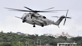 Okno americké helikoptéry se zřítilo na japonskou školu.