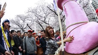 Tolik orgánů na jednom místě! Ne policejní schůze, ale japonský Festival železného penisu