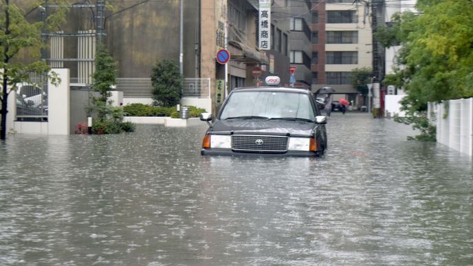 Japonsko zasáhly rekordní lijáky, hrozí povodně a sesuvy půdy. 