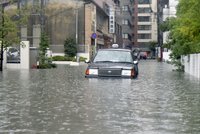 Japonsko decimují nebývale silné deště. V odplaveném autě zemřel muž, hrozí povodně