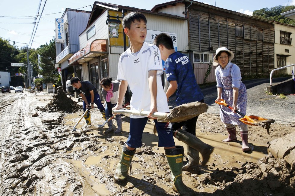 Tajfun Hagibis zpustošil Japonsko, přibývá obětí i zraněných. (13. 10. 2019)