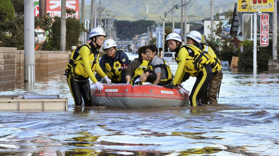 Tajfun Hagibis zpustošil Japonsko, přibývá obětí i zraněných. (13. 10. 2019)