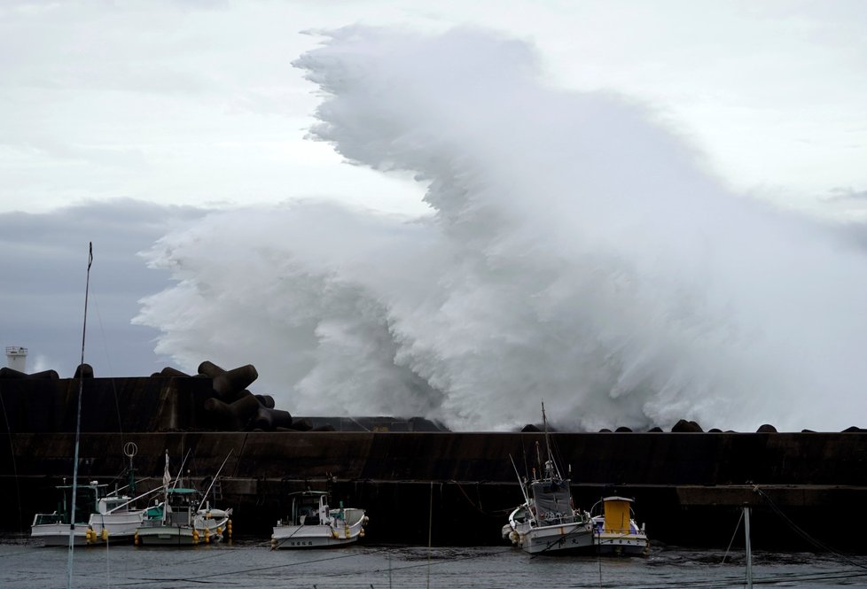 Tajfun provází i obří vlny