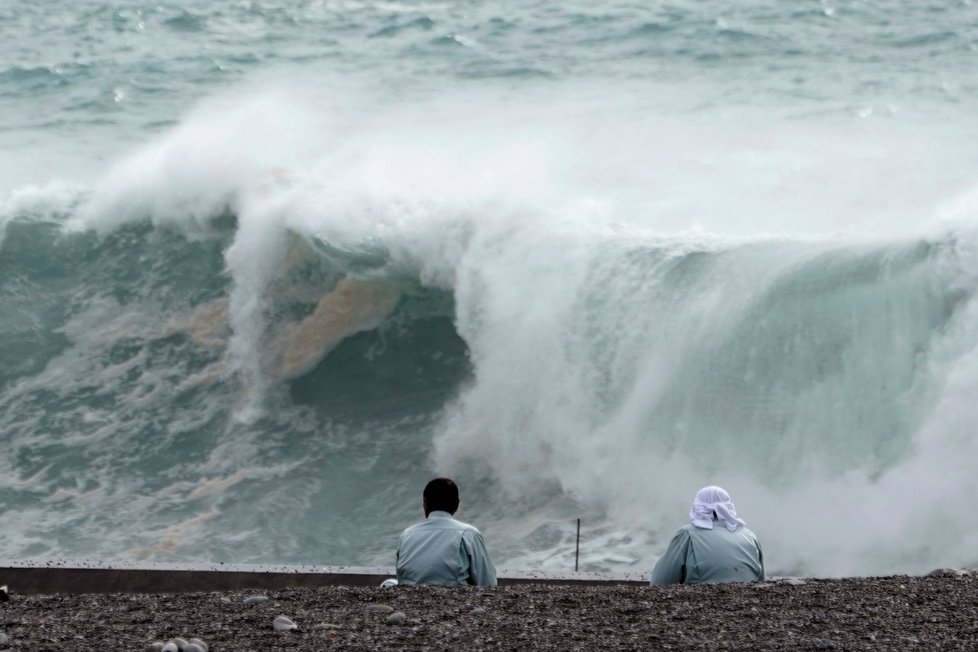 Tajfun provází i obří vlny