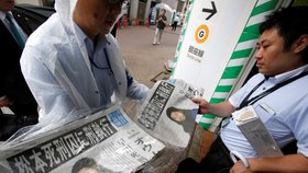 Mimořádné vydání deníku Mainichi Shimbun informujícího o popravě Šókó Asahary a jeho stoupenců, kteří v roce 1995 provedli plynový útok v tokijském metru (6.7.2018).