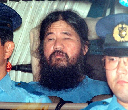 Zakladatel a duchovní vůdce sekty Óm šinrikjó Šókó Asahara hlásal svým ovečkám, že v roce 1997 nastane konec světa. Za útok sarinem v tokijském metru byl nakonec po více než dvaceti letech popraven.
