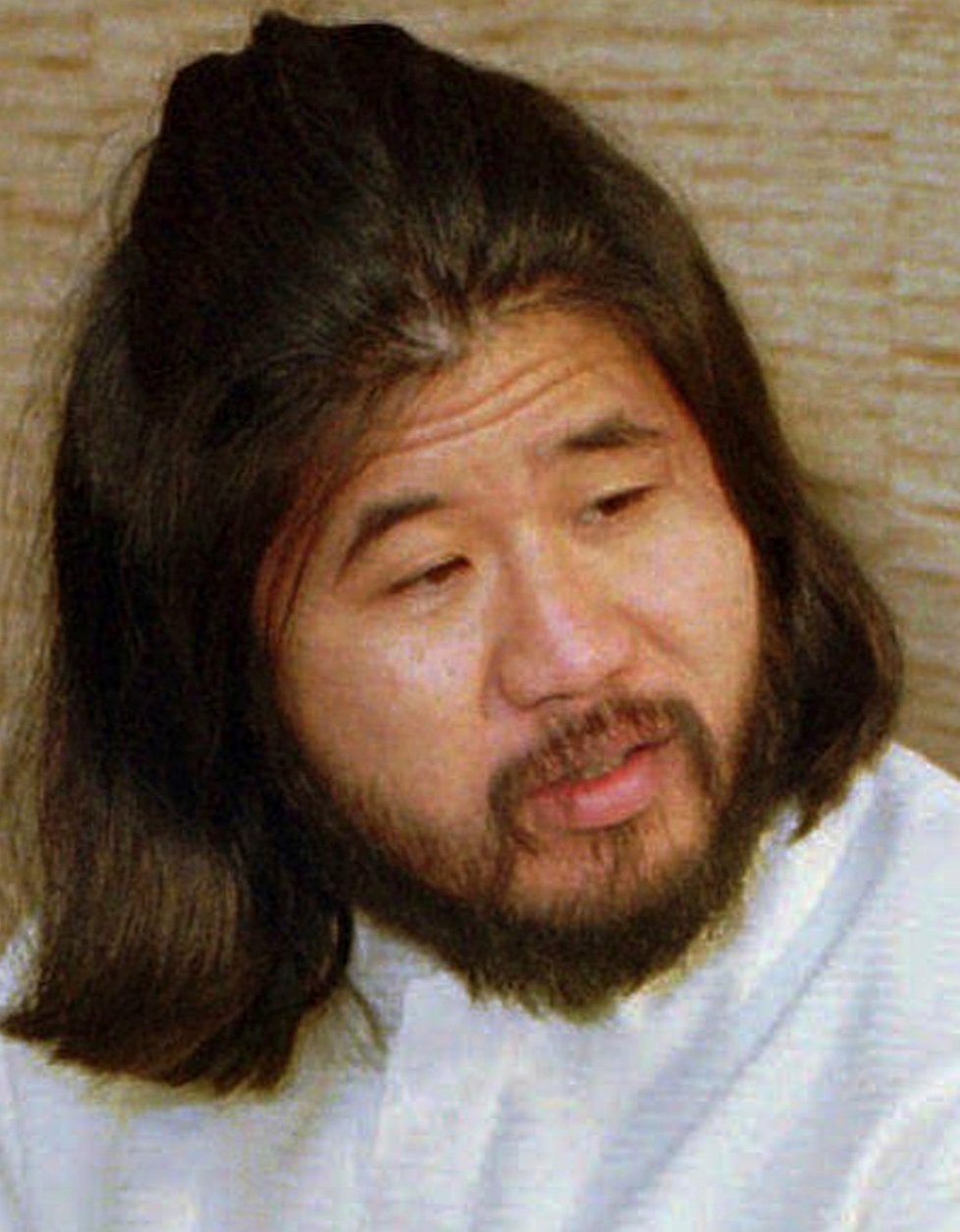 Zakladatel a duchovní vůdce sekty Óm šinrikjó Šókó Asahara. Zavalitého, částečně slepého cvičitele jógy, Asaharu soud v roce 2004 odsoudil k trestu smrti oběšením na základě 13 obvinění; mimo jiné i za přípravu a provedení nejméně 15 vražd, dalších teroristických útoků, únosů nepohodlných osob a jiných zločinů. Poprava ale byla vykonána až nyní (6.7.2018).
