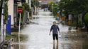 Japonské město Hitoyoshi je zaplaveno po silném dešti, který způsobil i sesuvy půdy.