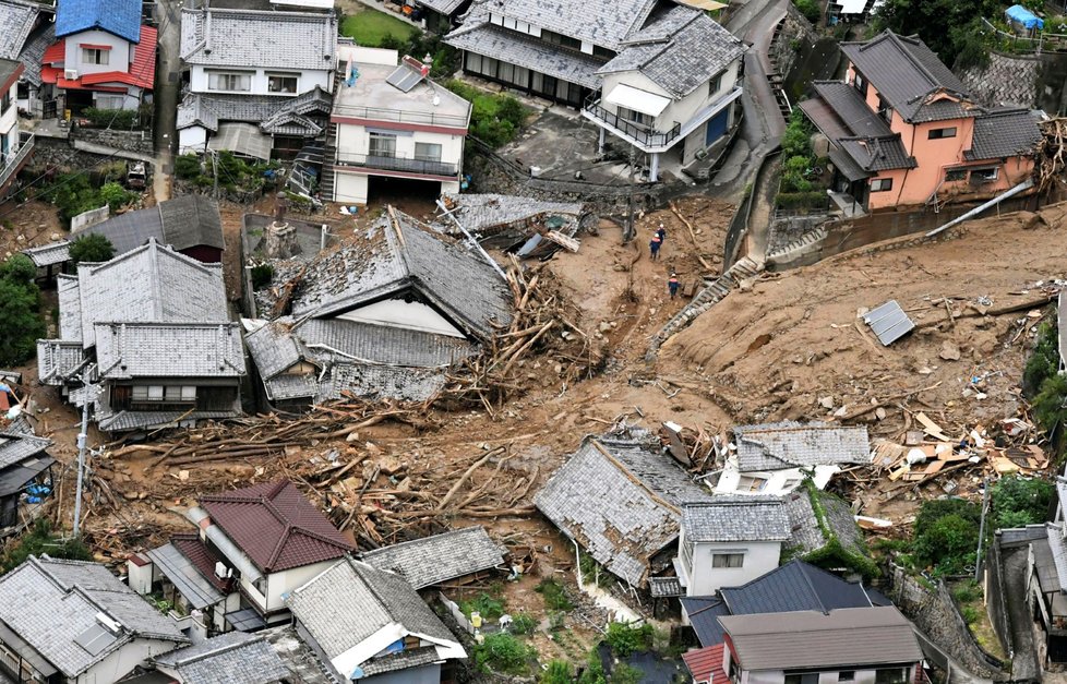 Domy poškozené sesuvem bahna ve městě Kure v prefektuře Hiroshima, jihozápad Japonska. Silný déšť neustává, úřady vydávají nová varování.