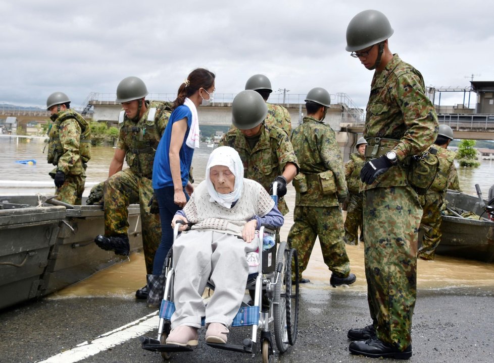 Zachráněný důchodce z japonského města Kurashiki v prefektuře Okayama, kterou zasáhly rozsáhlé povodně.