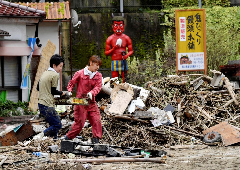 Obyvatelé uklízí po povodních ve městě Soja v prefektuře Okayama, jihozápad Japonska.