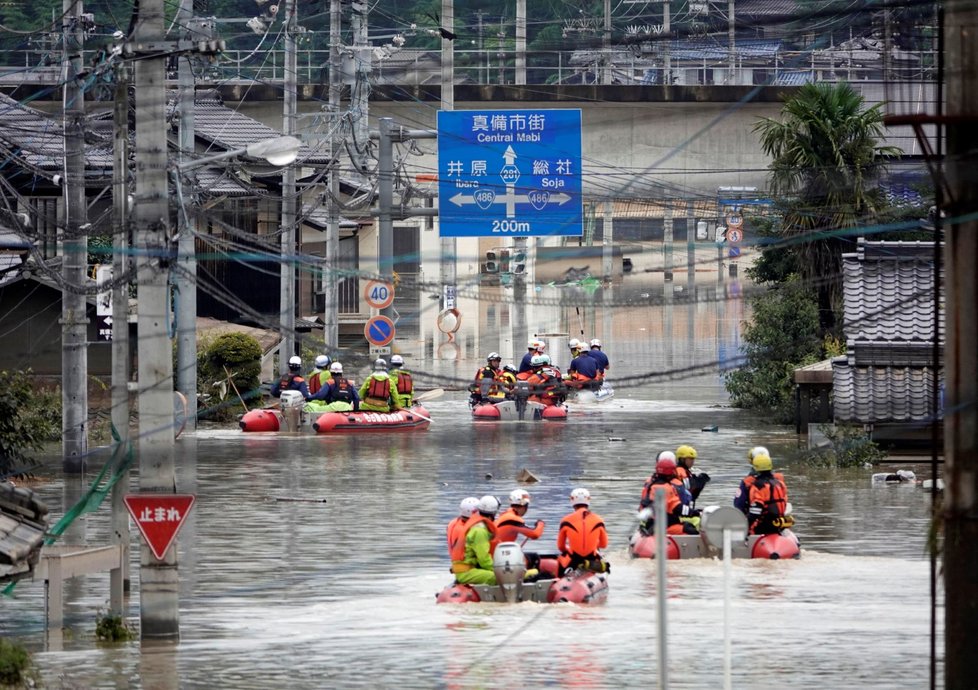 Záchranáři na člunech v japonském městě Kurashiki.
