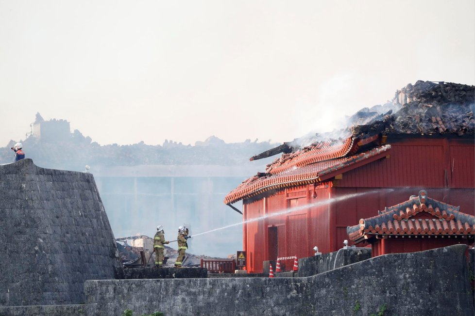Na japonském ostrově Okinawa požár v noci na čtvrtek téměř zničil areál hradu Šuri, který je zapsán na seznam světového dědictví UNESCO.