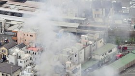 Při požáru ve studiu v japonském Kjótu zemřelo 24 lidí.