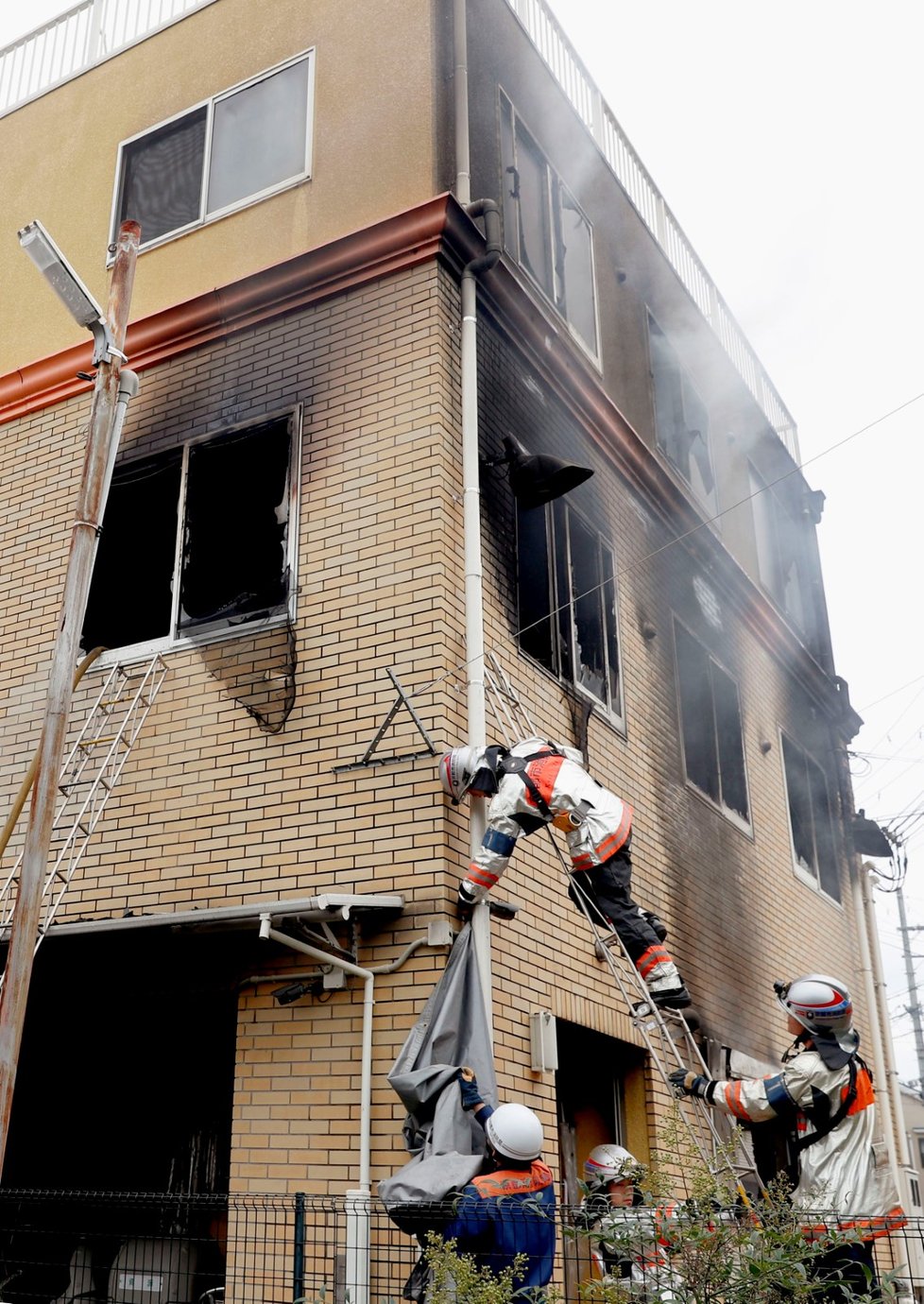 Při požáru ve studiu v japonském Kjótu zemřelo 24 lidí.