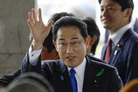 Útok na japonského premiéra! Atentátník na něj zřejmě hodil dýmovnici, policie ho zadržela