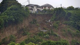Japonsko po několika dnech silných dešťů trápí záplavy a sesuv půdy