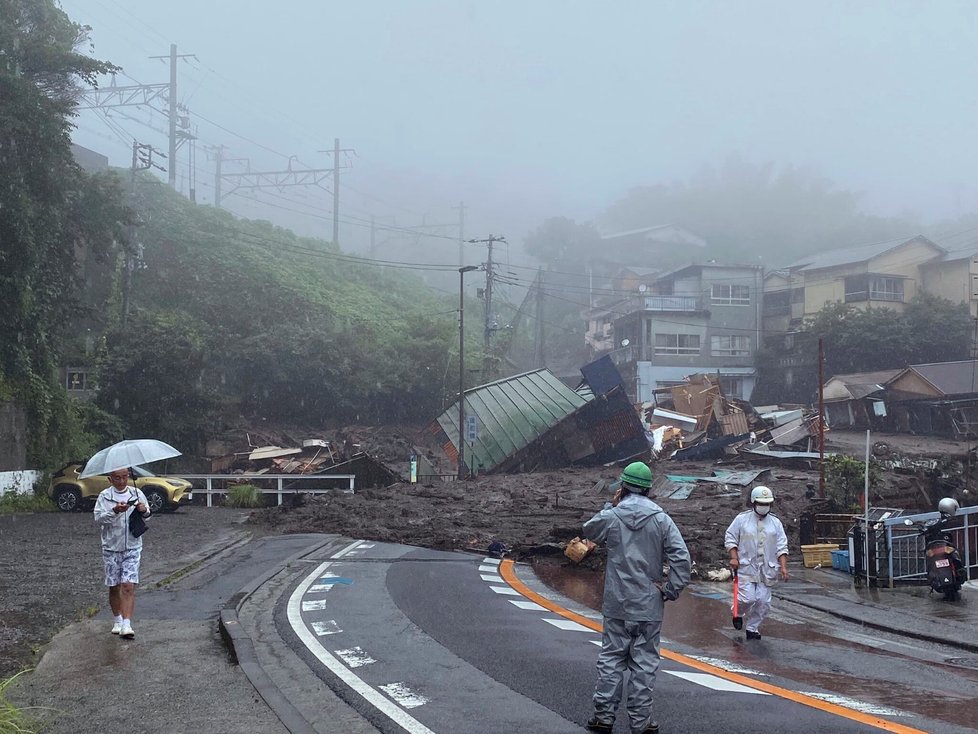 Japonsko po několika dnech silných dešťů trápí záplavy a sesuv půdy.