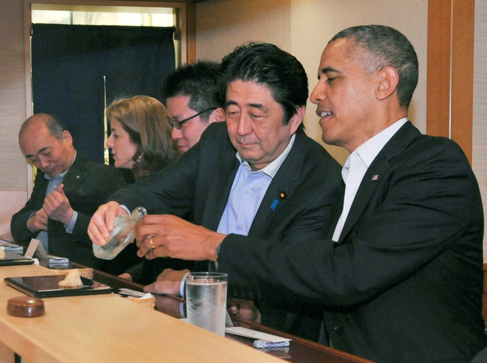 Bývalý japonský premiér Šinzó Abe s Barackem Obamou.
