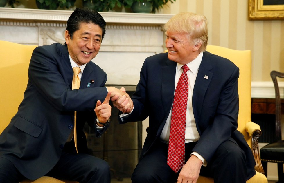 Bývalý japonský premiér Šinzó Abe s Donaldem Trumpem.