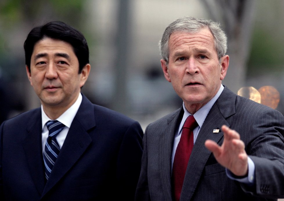 Bývalý japonský premiér Šinzó Abe s Georgem Bushem mladším.