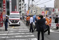 Děsivý útok v Japonsku: Zakuklenec zabil na ulici ženu a dva policisty. Policii uniká