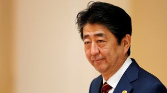 Bývalý japonský premiér Abe zemřel, podlehl vážným zraněním po atentátu