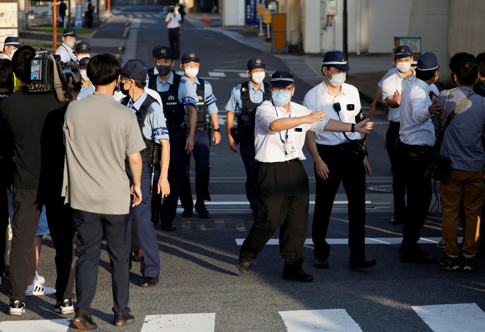 Kolona aut převážející tělo zavražděného japonského expremiéra