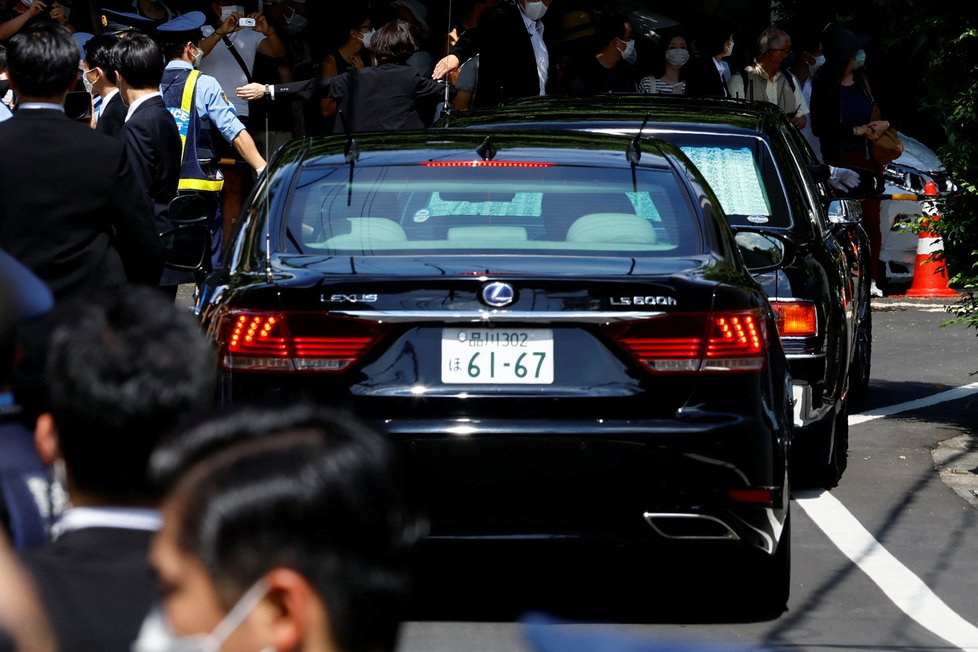 Kolona aut převážející tělo zavražděného japonského expremiéra