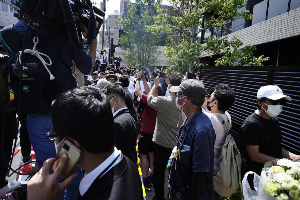 Kolona aut převážející tělo zavražděného japonského expremiéra