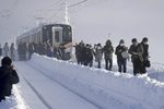 Stovky pasažérů uvízly v Japonsku kvůli sněhu přes noc ve vlaku.