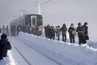 Kvůli sněhu uvízly stovky lidí přes noc ve vlacích. Závěje ochromily část Japonska