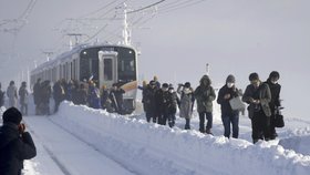 Stovky pasažérů uvízly v Japonsku kvůli sněhu přes noc ve vlaku.