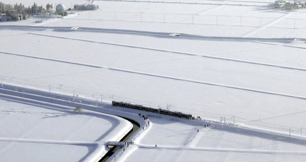 Stovky pasažérů uvízly v Japonsku kvůli sněhu přes noc ve vlaku.