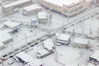 Japonsko trápí husté sněžení, místy napadlo nejvíce sněhu v historii. Doprava je paralyzovaná