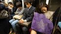 Japonci jsou takoví dříči, že dospávat musejí ve vlaku nebo třeba přímo v kanceláři na stole