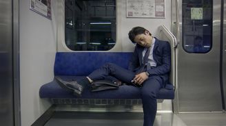 Japonský fenomén inemuri: Spaní v práci, na veřejných místech či v MHD dovoleno Japonský fenomén inemuri: Spaní v práci, na veřejných místech či v MHD dovoleno