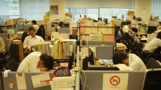 Japonský fenomén inemuri: Spaní v práci, na veřejných místech či v MHD dovoleno