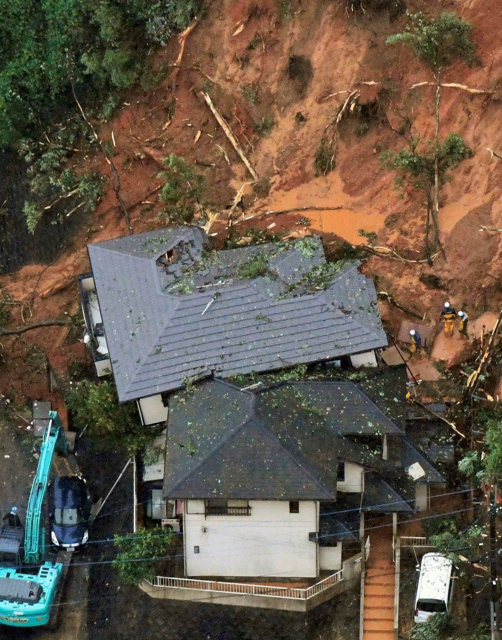 Vydatné srážky v Japonsku způsobily rozvodnění toků a sesuvy půdy, kvůli nimž zatím nejméně čtyři lidé přišli o život (6.7.2018).