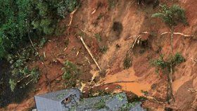Vydatné srážky v Japonsku způsobily rozvodnění toků a sesuvy půdy, kvůli nimž zatím nejméně čtyři lidé přišli o život (6.7.2018).