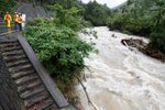 Japonští záchranáři pátrají po pohřešovaných lidech poté, co 6.7.2018 zasáhlo zemi „historické množství deště“.