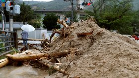 Japonští záchranáři pátrají po pohřešovaných lidech poté, co 6.7.2018 zasáhlo zemi „historické množství deště“.