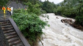 Japonští záchranáři pátrají po pohřešovaných lidech poté, co 6.7.2018 zasáhlo zemi „historické množství deště“.