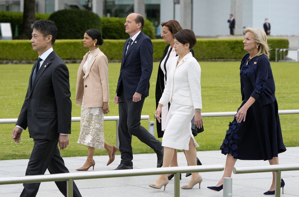 Summit G7: Partnerky a partneři lídrů skupiny.