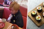 Mladí Japonci si našli novou zábavu - v bistrech olizují sushi.