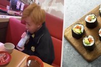 Japonské restaurace bojují se sushi teroristy: Výrostci se baví olizováním cizího jídla!