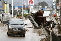 Obrazy zkázy: Už 66 mrtvých po řádění tajfunu. Bez elektřiny i vody dál desítky tisíc lidí