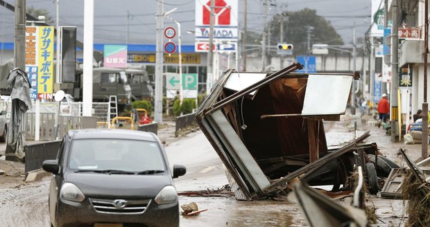 Obrazy zkázy: Už 66 mrtvých po řádění tajfunu. Bez elektřiny i vody dál desítky tisíc lidí